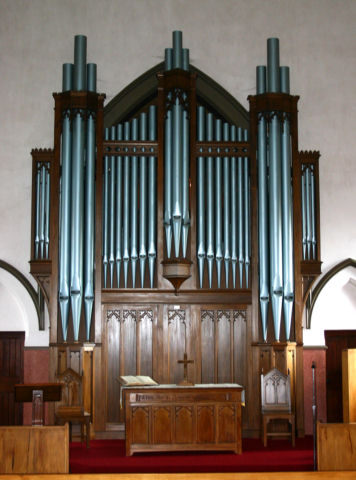 Case of the 3 manual+pedal organ by George Croft; in Epsom Methodist Church (Photo John Hargraves)