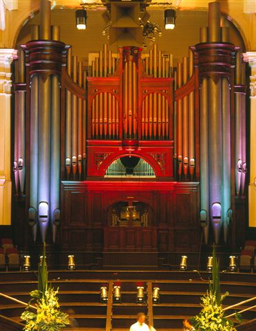 Norman&Beard pipe organ in Wellington Town Hall (photo: Neil Price 2002)